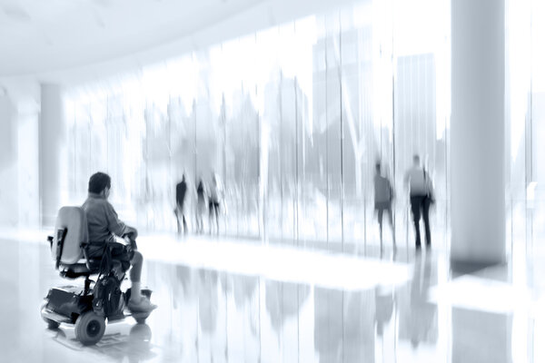 группа и инвалиды в бизнес-центре лобби
