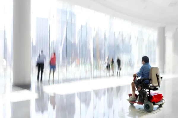 Grupos y personas con discapacidad en el centro de negocios del vestíbulo — Foto de Stock