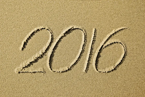 2016 ano escrito na areia da praia — Fotografia de Stock