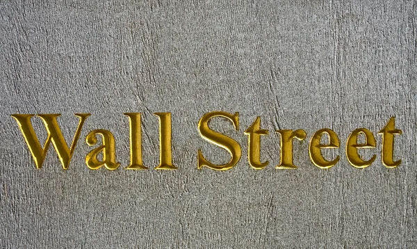 Nome da rua esculpida na parede de concreto do edifício em golde — Fotografia de Stock