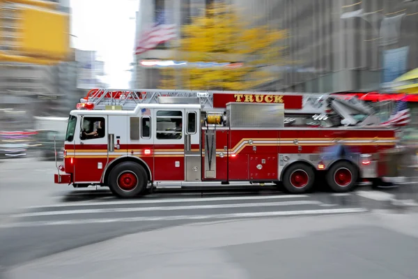 Bomberos y bomberos brigada en la ciudad — Foto de Stock