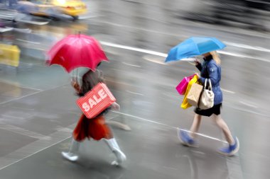 insanlar alışveriş bayanlarçalışıyor Yağmurlu hava çekimde bulanıklık    