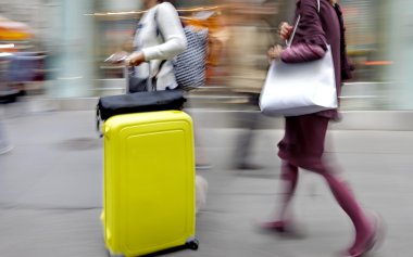 Şehirde alışveriş yapan insanlar bulanık    