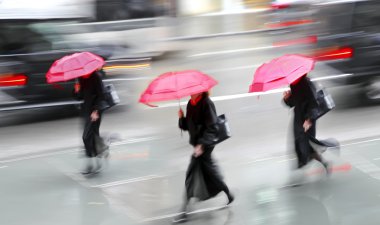 iş adamları sokakta yürürken bir yağmurlu bir gün Hareket Bulanıklığı