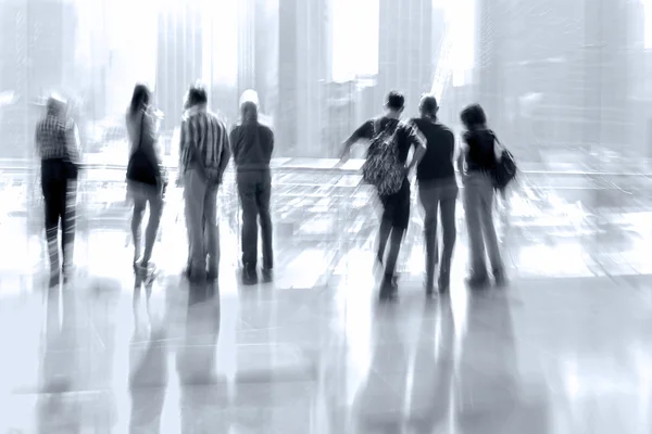 Abstrakta bilden av människor i lobbyn på ett modernt företag cente — Stockfoto