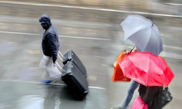 人々 の都市の雨動きのショッピングのぼかし — ストック写真