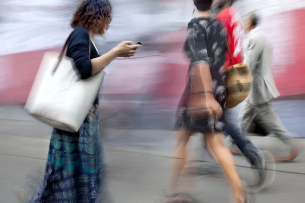 Abstraktes Bild von Geschäftsleuten auf der Straße und moderner Stil — Stockfoto