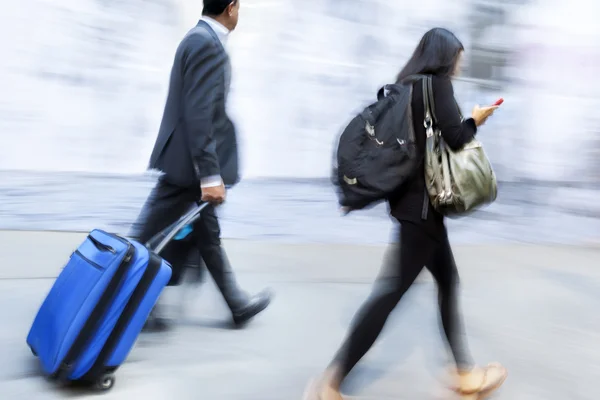 Abstracte beeld van mensen uit het bedrijfsleven in de straat en moderne stijl — Stockfoto