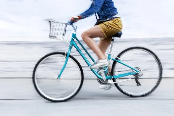 Велосипедист в движении по городской дороге размыт — стоковое фото