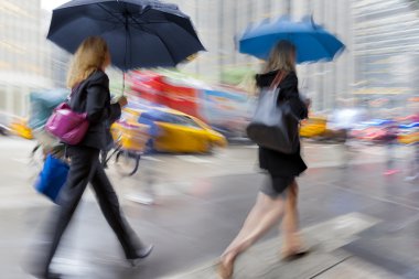 jako zelené dopravní značka s dramatické mraky a obloha