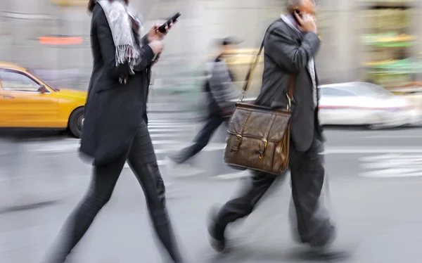 Abstrakt bild av affärsmän i gatan och modern stil — Stockfoto