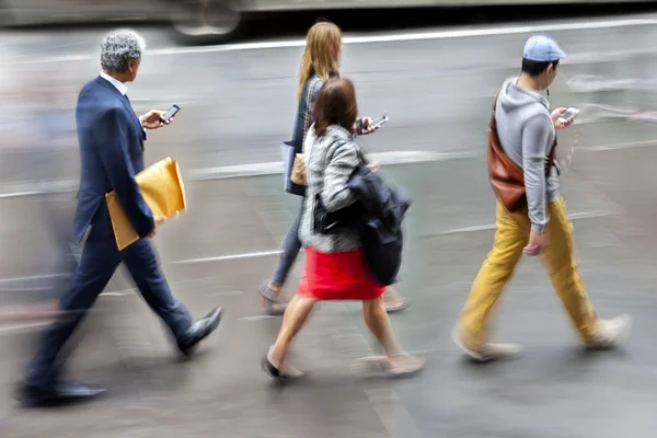 Grupp av affärsmän på gatan — Stockfoto