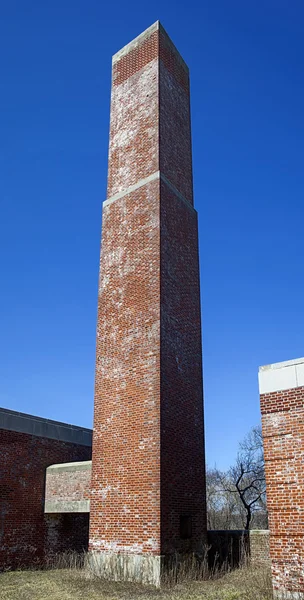 Old chimney made from red bricks against the blue sky — Stock Photo, Image