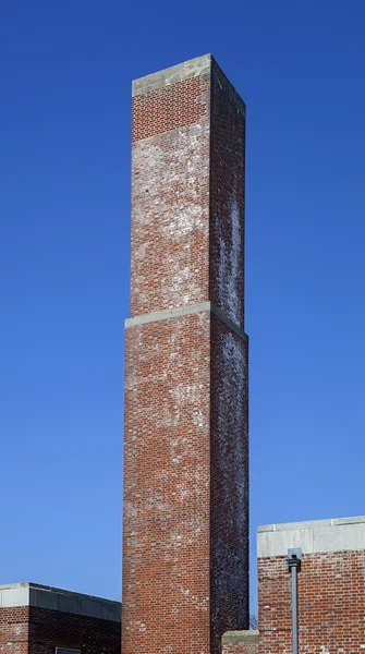 青空と赤レンガから作られた古い煙突 — ストック写真
