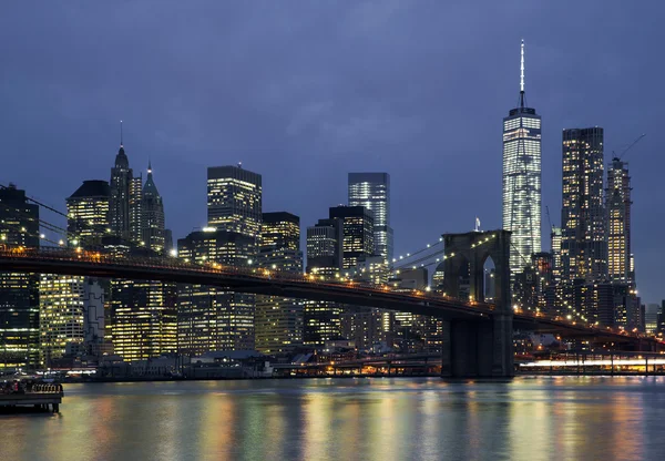 Panorama new York'ta gece ve brooklyn köprüsünde — Stok fotoğraf