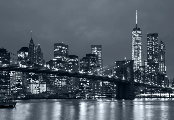 Panorama Nowego Jorku w nocy, brooklyn bridge i niebieski tonali — Zdjęcie stockowe