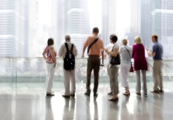 Grupp människor i lobbyn businesscenter — Stockfoto