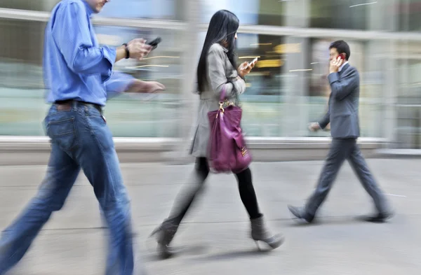 Groupe de gens d'affaires dans la rue — Photo