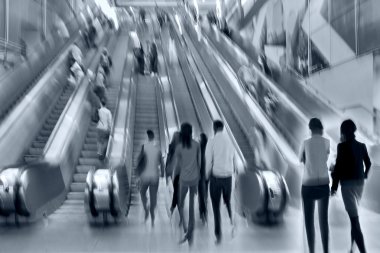 insanlar üzerinde hareketli yürüyen merdiven Hareket Bulanıklığı