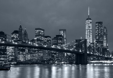Panorama new York'ta gece, brooklyn Köprüsü ve mavi tonali