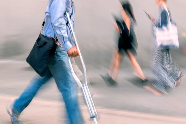 Disabilitato su una strada di città e utilizzando un filtro — Foto Stock