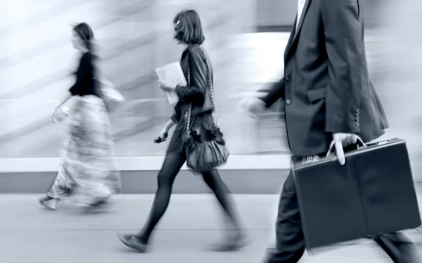 Groupe de gens d'affaires dans la rue — Photo