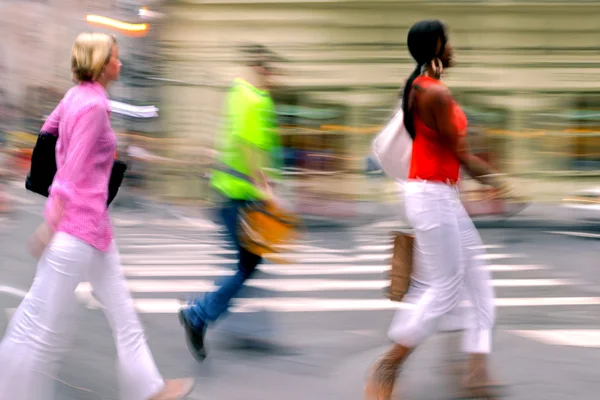 Gruppe von Geschäftsleuten auf der Straße — Stockfoto