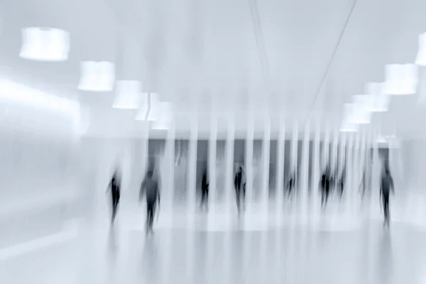 Grupo de personas en el vestíbulo centro de negocios y tonalidad azul — Foto de Stock