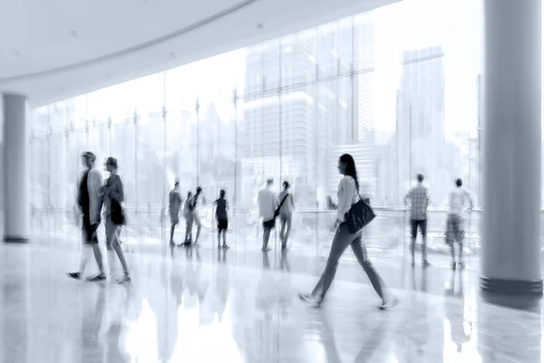 Grupo de pessoas no lobby business center e tonalidade azul — Fotografia de Stock