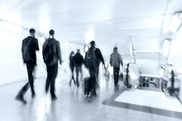 Grupo de personas en el vestíbulo centro de negocios y tonalidad azul — Foto de Stock