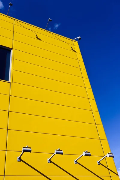 A fragment of a fence with a yellow sheeting — Stock Photo, Image