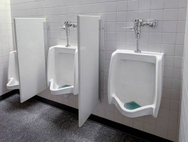 Erkekler tuvaletinde pisuarlar