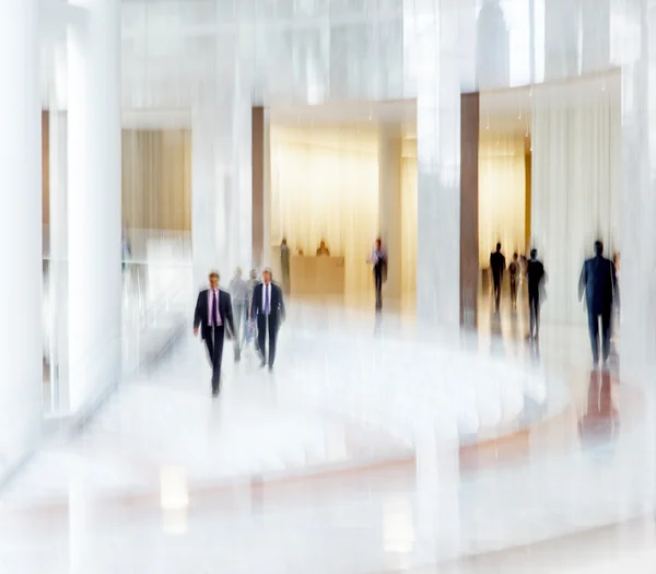 Grupp människor i lobbyn businesscenter — Stockfoto