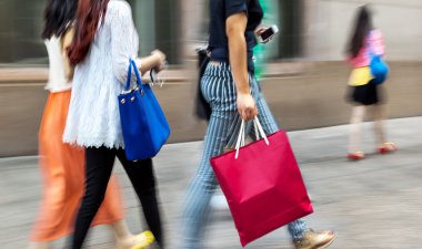 şehirde dükkanları ziyaret