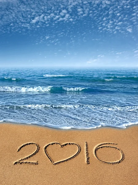 Nieuwjaar 2016 geschreven in zand — Stockfoto