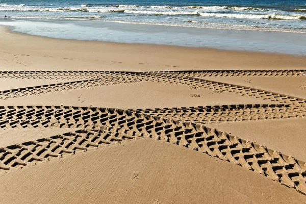 Tracce di pneumatici su una spiaggia — Foto Stock