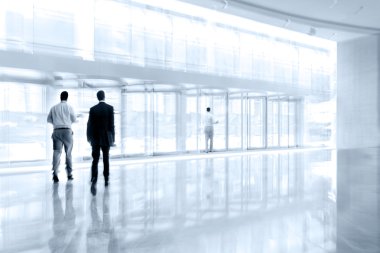 bir grup insan lobi iş merkezi ve mavi makamı