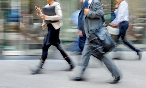 Grupp av affärsmän på gatan — Stockfoto