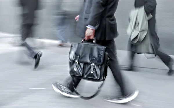 Gruppe von Geschäftsleuten auf der Straße — Stockfoto