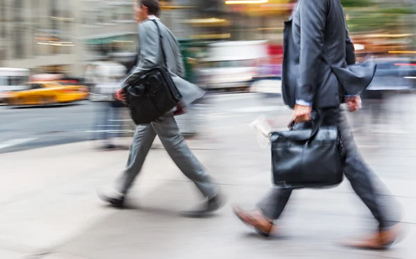 Groupe de gens d'affaires dans la rue — Photo