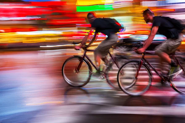 Ciclisti nella città di notte — Foto Stock