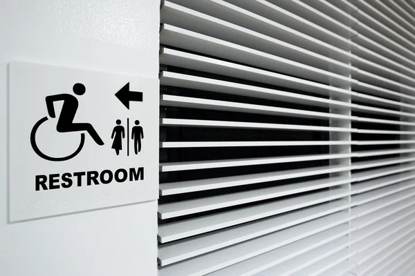 Un cartello del bagno pubblico con accesso per disabili — Foto Stock