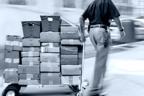 Consegna con carrello a mano e tonalità blu — Foto Stock