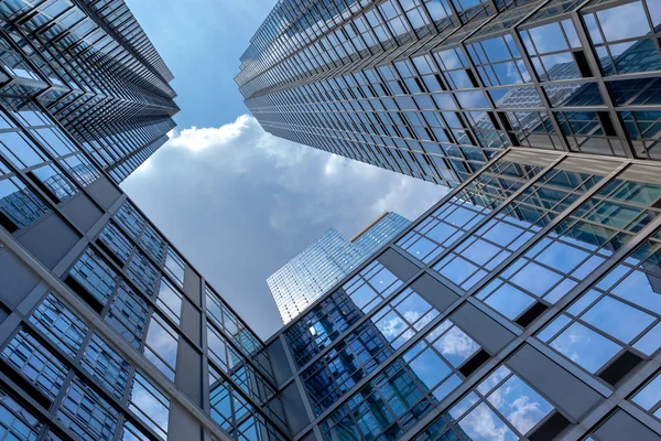 Edificio de vidrio futurista con cooperación económica — Foto de Stock