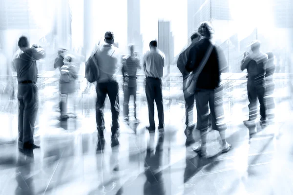 Grupo de pessoas no lobby business center e tonalidade azul — Fotografia de Stock