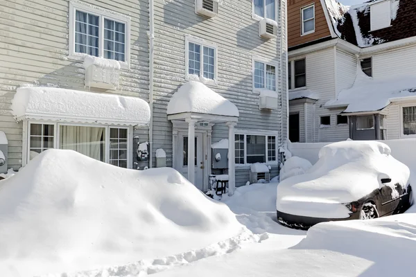 家と庭は強い降雪の後 — ストック写真