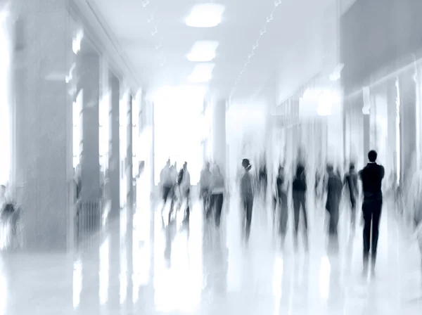 Skupina lidí v hale obchodní centrum a modré tónů — Stock fotografie