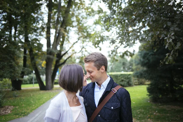Giovane coppia innamorata al di fuori lovestory — Foto Stock