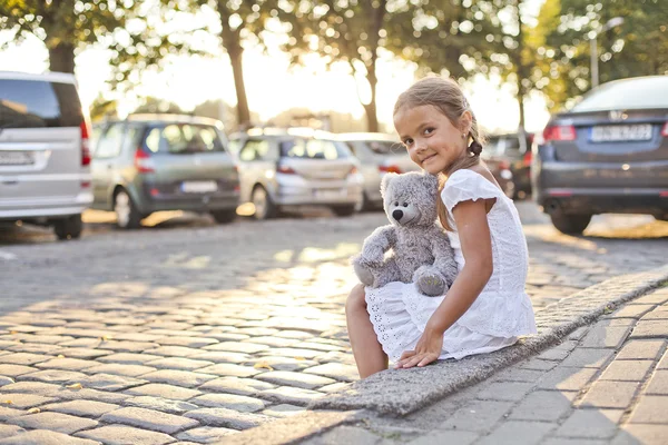 Jeune fille seule dans une rue de la ville — Photo