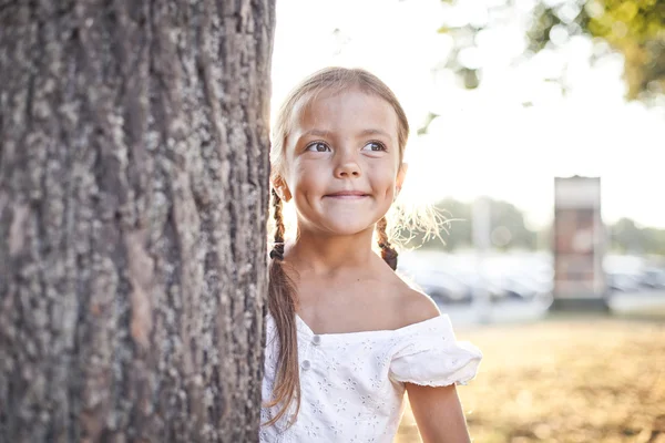 Jeune fille jouant dans un parc — Photo